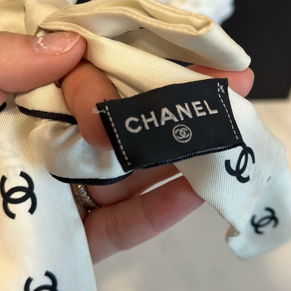 CHANEL HAIR TIE 2023 BLACK/IVORY - Picture 5 of 6